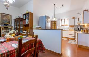 A kitchen or kitchenette at 3 Bedroom Stunning Home In Uzzano Pt Még 28 kép
