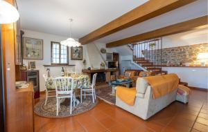A seating area at 3 Bedroom Stunning Home In Uzzano Pt