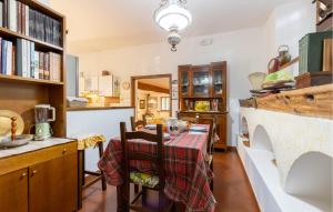 A kitchen or kitchenette at 3 Bedroom Stunning Home In Uzzano Pt