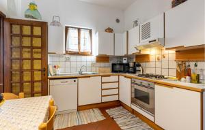 A kitchen or kitchenette at 3 Bedroom Stunning Home In Uzzano Pt
