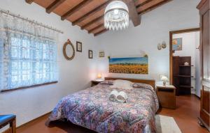 A bed or beds in a room at 3 Bedroom Stunning Home In Uzzano Pt