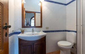 A bathroom at 3 Bedroom Stunning Home In Uzzano Pt