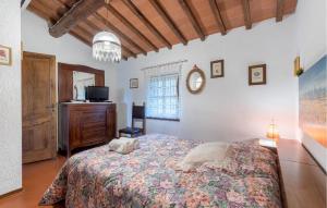A bed or beds in a room at 3 Bedroom Stunning Home In Uzzano Pt