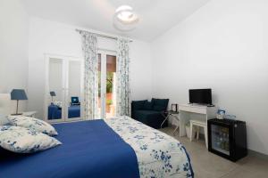 Televízia a/alebo spoločenská miestnosť v ubytovaní B&B Marina House Porto Ercole