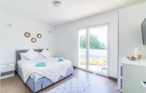 Posteľ alebo postele v izbe v ubytovaní Awesome Apartment In Smokvica Krmpotska