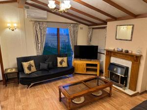 TV a/nebo společenská místnost v ubytování Huntersfield Chalet
