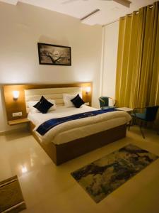 a hotel room with a bed and a desk and a bed sidx sidx at RY Luxuries, 300m from Golden Temple in Amritsar