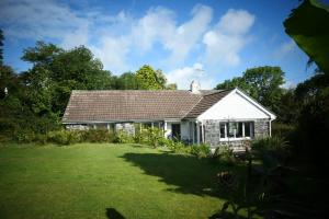 Fuchsia Cottage في Porthallow: كوخ ابيض مع ساحه كبيره