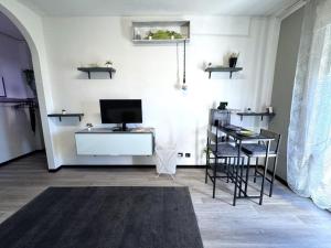 TV a/nebo společenská místnost v ubytování GoodVibesHouse con Idromassaggio
