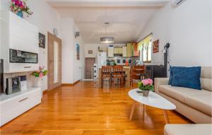 a living room with a couch and a table at Cozy Home In Slivnica in Slivnica