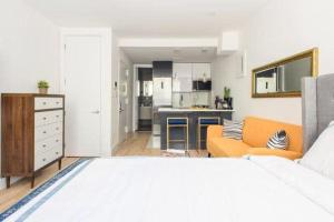 Dapur atau dapur kecil di 1597-3 Studio Upper East Side Apt W&D in unit