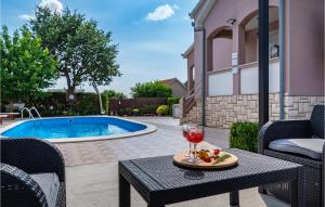 Basen w obiekcie Three-Bedroom Holiday Home In Murvica lub w pobliżu