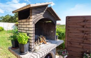 Ogród w obiekcie Three-Bedroom Holiday Home In Murvica