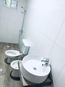 Un baño con lavabo e inodoro en Alquiler, en Colonia Las Rosas