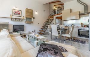 Kuchyňa alebo kuchynka v ubytovaní 2 Bedroom Stunning Home In Sisan
