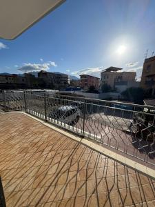 un balcone con recinzione, tavoli e sedie di Valendriu's House a Torre Annunziata