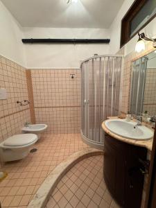 un bagno con wc, lavandino e doccia di Valendriu's House a Torre Annunziata