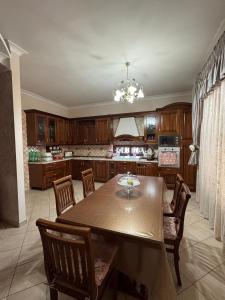 una cucina con tavolo da pranzo e sedie di Valendriu's House a Torre Annunziata Altre 6 foto