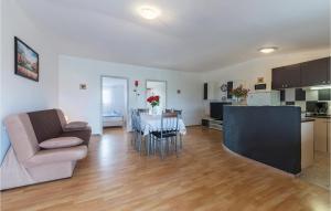Kuchyň nebo kuchyňský kout v ubytování Two-Bedroom Apartment In Vodnjan