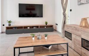 Μια τηλεόραση ή/και κέντρο ψυχαγωγίας στο 3 Bedroom Gorgeous Home In Liznjan