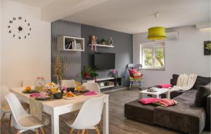un soggiorno con un tavolo e un divano di Nice Home In Fazana With Wifi a Fažana
