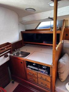 圣克鲁斯-德拉帕尔马Sailingboat, next to ferry的一间厨房和一个小房间的一个水槽