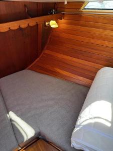 圣克鲁斯-德拉帕尔马Sailingboat, next to ferry的船尾的一张木墙床 更多7张照片