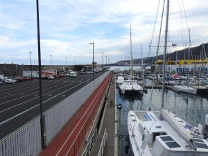 圣克鲁斯-德拉帕尔马Sailingboat, next to ferry的码头,码头上设有船只停靠在港口
