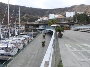 圣克鲁斯-德拉帕尔马Sailingboat, next to ferry的码头,码头上设有船只停靠在港口