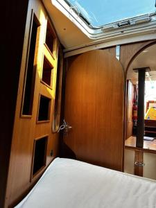 圣克鲁斯-德拉帕尔马Sailingboat, next to ferry的一间设有床铺和木门的房间
