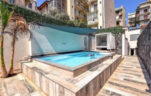 Πισίνα στο ή κοντά στο Cozy Home In Catania With Kitchen