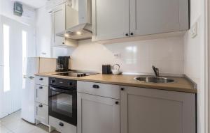 Kuchyň nebo kuchyňský kout v ubytování One-Bedroom Apartment In Porec + 11 fotografií