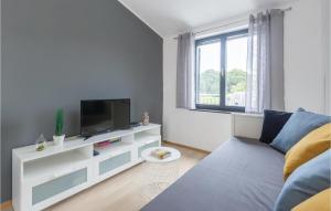 TV a/nebo společenská místnost v ubytování One-Bedroom Apartment In Porec