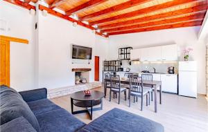 una sala de estar con un sofá y una mesa en Gorgeous Home In Vela Luka With Wifi, en Vela Luka