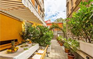 Vonkajšia záhrada v ubytovaní 2 Bedroom Stunning Apartment In Rijeka