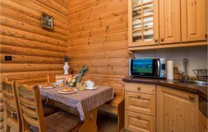 Kuchyňa alebo kuchynka v ubytovaní Amazing Home In Ravna Gora With Sauna