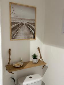 Solliès-VilleにあるLa Cigalière 2 charmant T2 avec terrasse dans villaのバスルーム(トイレの上に木製の棚付)
