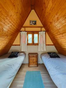 dwa łóżka w pokoju z poddaszem w obiekcie Camping Trevélez w mieście Trevélez