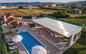 Bazén v ubytovaní Cozy Home In Seget Donji With Jacuzzi alebo v jeho blízkosti