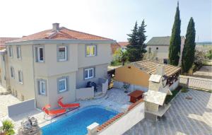 Bazén v ubytování Holiday Home Kakma V nebo v jeho okolí