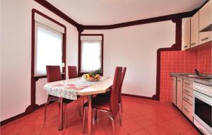 Kuchyň nebo kuchyňský kout v ubytování Holiday Home Kakma V