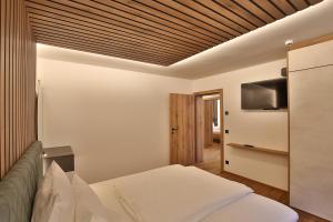 TV a/nebo společenská místnost v ubytování Das Goldjuwel - Luxury Apartments with private Spa