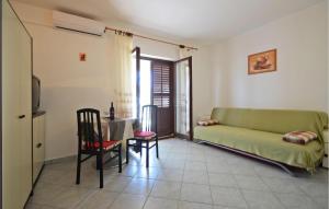 un salon avec un canapé et une table dans l'établissement Nice Apartment In Racisce With Wifi, à Račišće