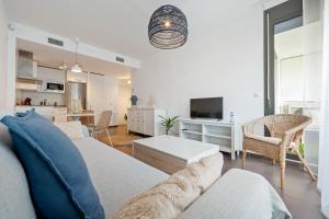 Televízia a/alebo spoločenská miestnosť v ubytovaní Hauzify I Apartaments Roques Daurades