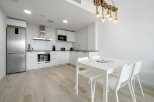 Kuchyňa alebo kuchynka v ubytovaní Hauzify I Apartaments Roques Daurades