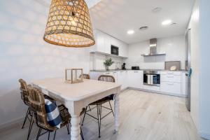 Kuchyňa alebo kuchynka v ubytovaní Hauzify I Apartaments Roques Daurades