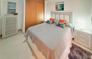Un dormitorio con una cama grande con almohadas naranjas. en Charming Apartment With Pool, en Vera