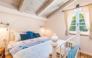 Un dormitorio con una cama blanca y una ventana. en Gorgeous Home In Jurdani, en Mučići