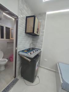 10月6日市にあるاستديو يومي فاخرの洗面台とトイレ付きの小さなバスルーム