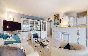 ein Wohnzimmer mit Sofa und Tisch in der Unterkunft Lovely Apartment In Royan With Wifi in Royan